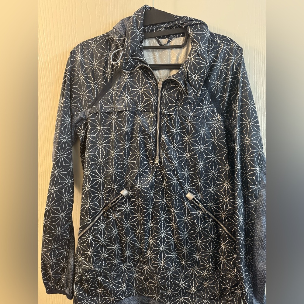 EUC- lululemon windbreaker size 6